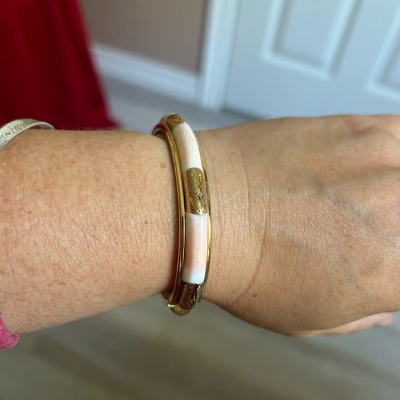 4/$100 tropical Elegant Gold and shell Bangle Bracelet 🐚 - Picture 1 of 9